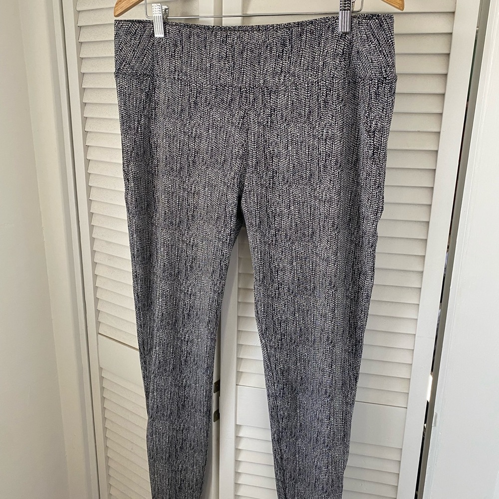 Athleta Delancey ankle zip leggings in black and white pattern, size XL